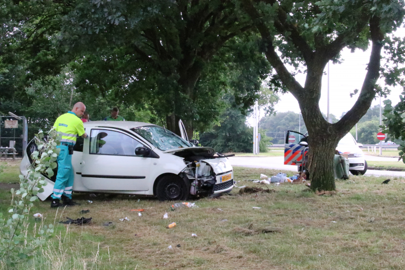 Oudere dame crasht met auto bij tankstation