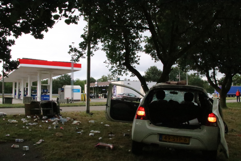 Oudere dame crasht met auto bij tankstation
