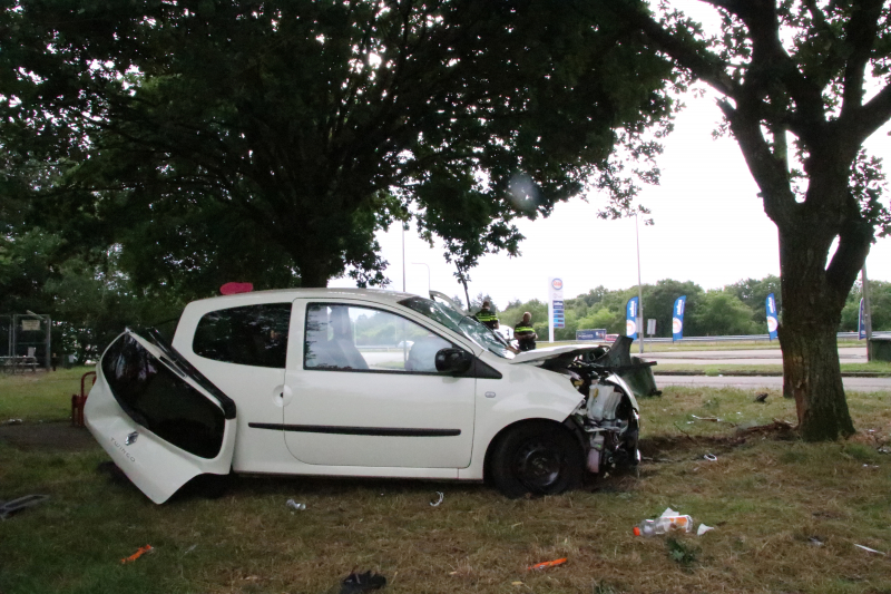 Oudere dame crasht met auto bij tankstation