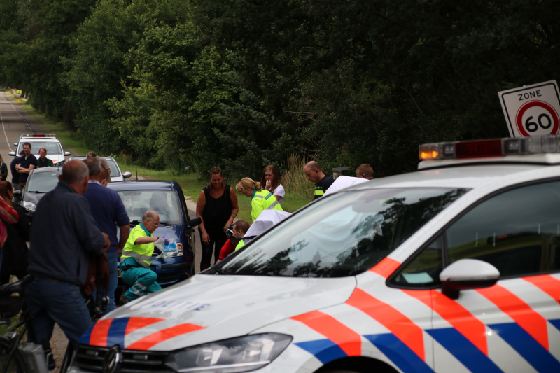 Wielrenner vliegt uit de bocht en breekt been