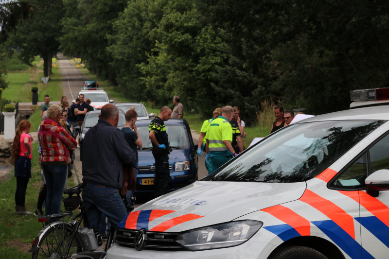 Wielrenner vliegt uit de bocht en breekt been