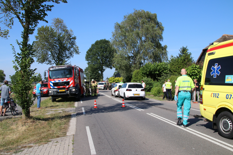 Flinke schade bij kop-staartbotsing tussen drie voertuigen