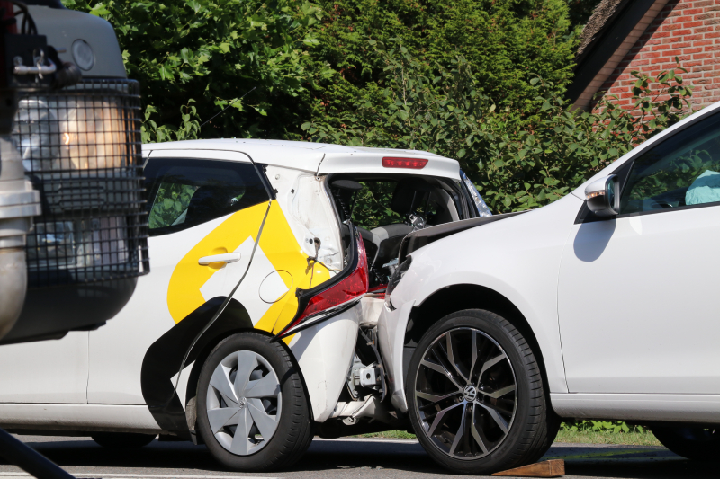 Flinke schade bij kop-staartbotsing tussen drie voertuigen