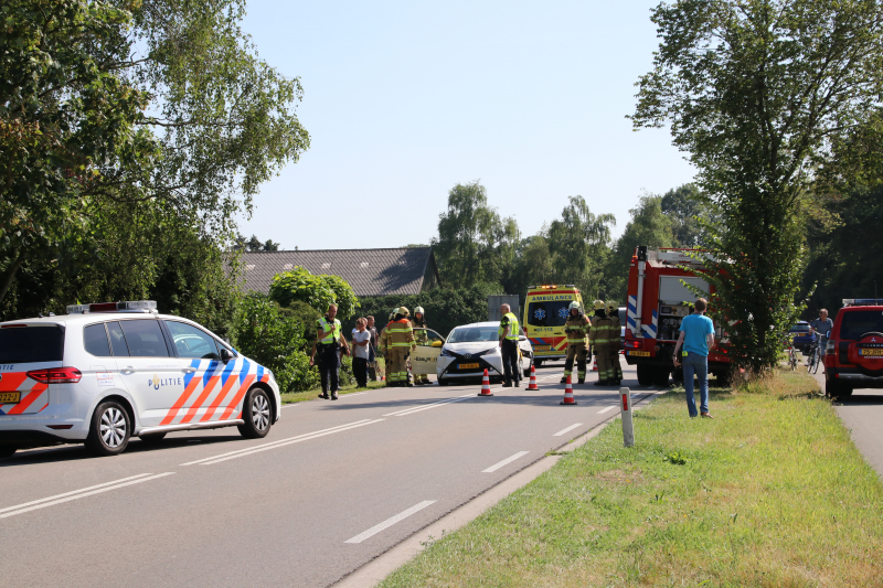 Flinke schade bij kop-staartbotsing tussen drie voertuigen