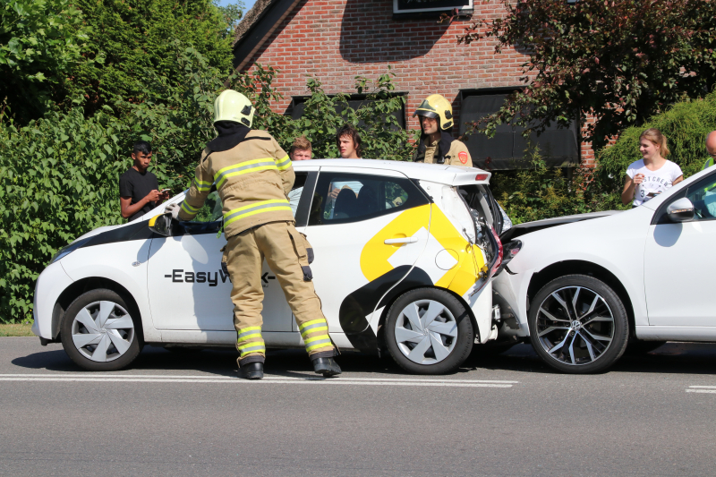 Flinke schade bij kop-staartbotsing tussen drie voertuigen