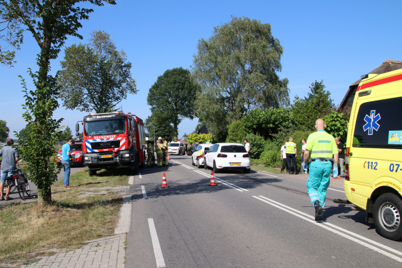 Flinke schade bij kop-staartbotsing tussen drie voertuigen