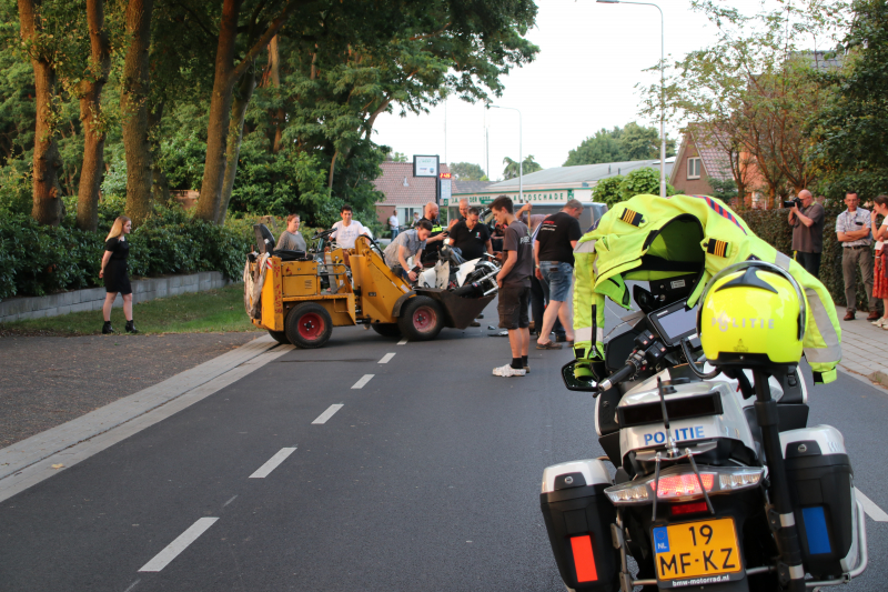 Bestuurder van bromfiets gewond na aanrijding met tractor