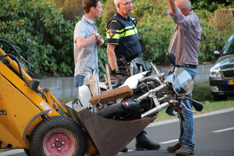 Bestuurder van bromfiets gewond na aanrijding met tractor