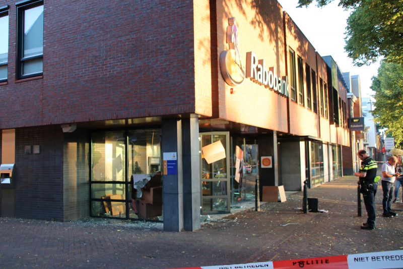 Harde knallen bij plofkraak Rabobank