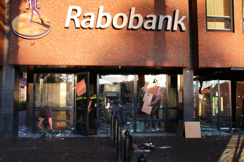 Harde knallen bij plofkraak Rabobank