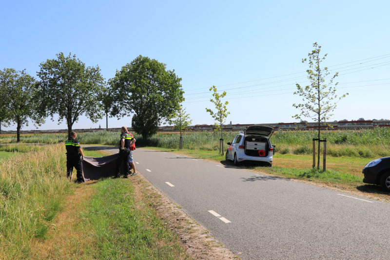 Twee personen gewond na aanrijding met auto
