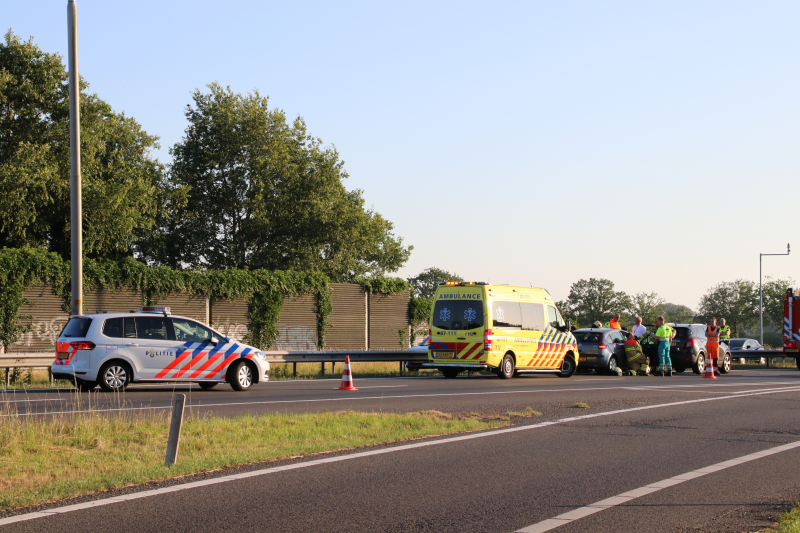 Veel schade bij kop-staartaanrijding.