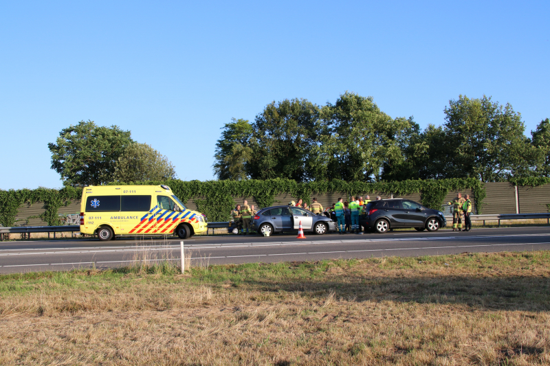 Veel schade bij kop-staartaanrijding.