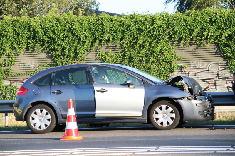 Veel schade bij kop-staartaanrijding.