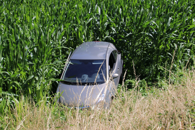 Automobilist rijdt van dijk en raakt gewond