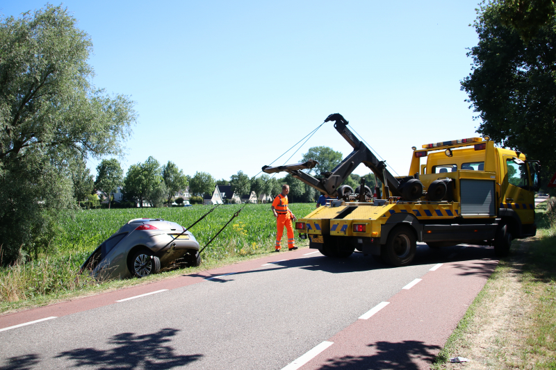 Automobilist rijdt van dijk en raakt gewond
