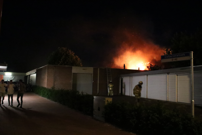Uitslaande woningbrand boven winkel