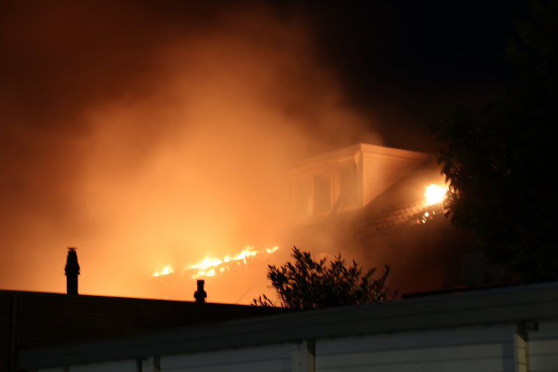 Uitslaande woningbrand boven winkel