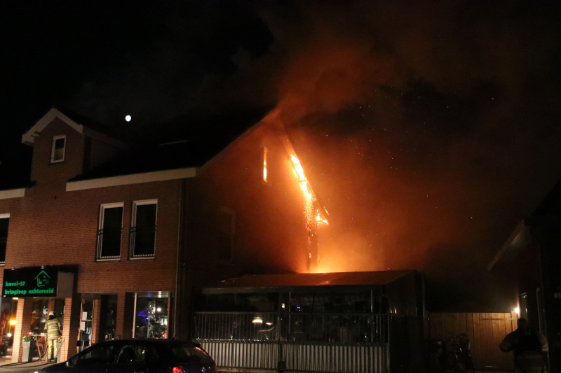 Uitslaande woningbrand boven winkel