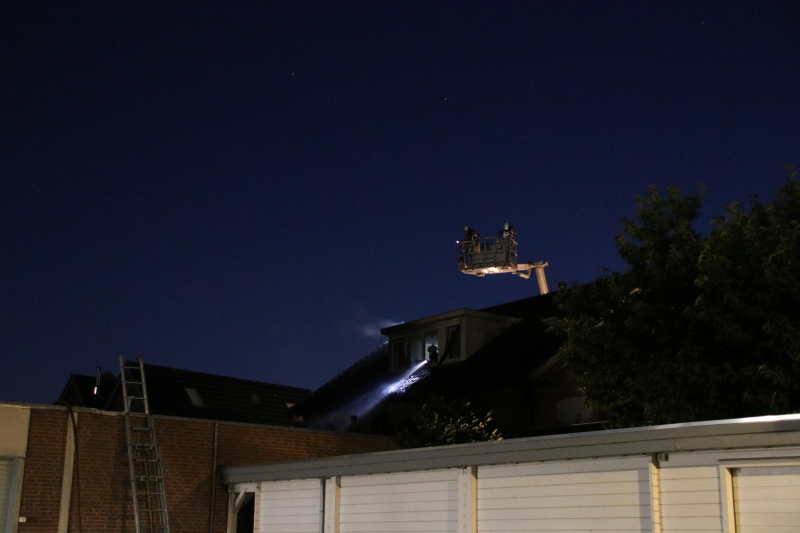 Uitslaande woningbrand boven winkel