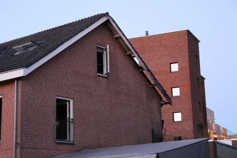 Uitslaande woningbrand boven winkel