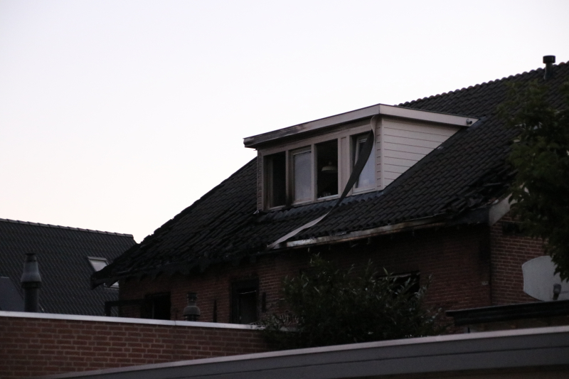 Uitslaande woningbrand boven winkel