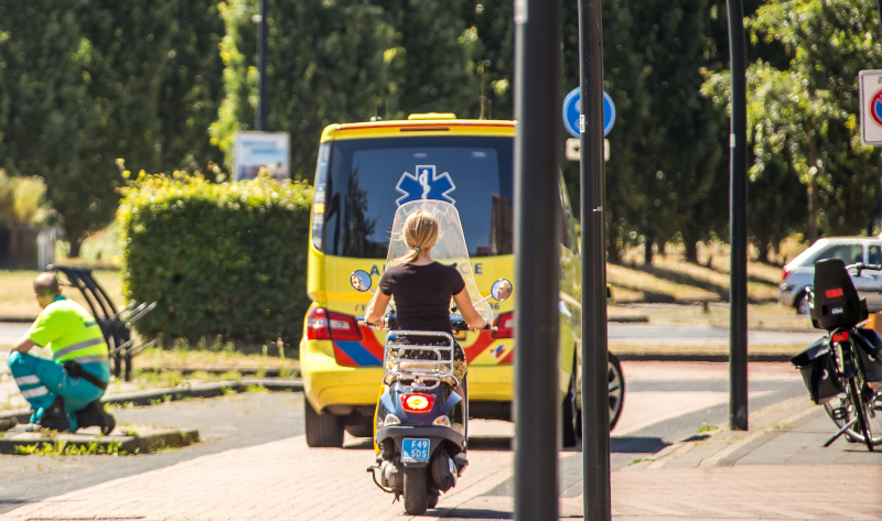 Moeder en kind vallen met bakfiets
