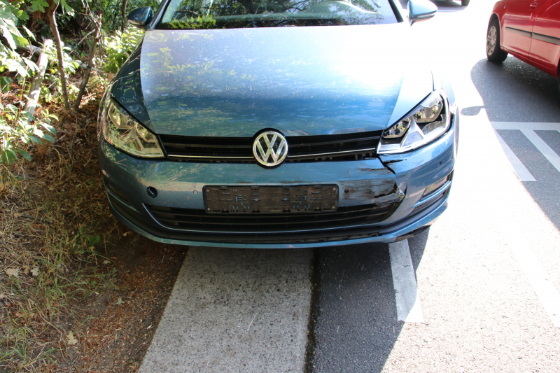 Auto op de kop in de sloot