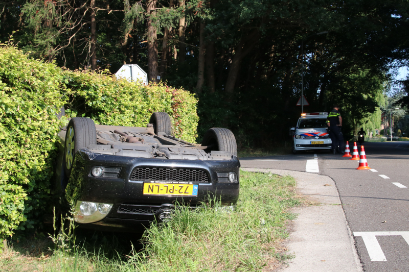 Auto op de kop in de sloot