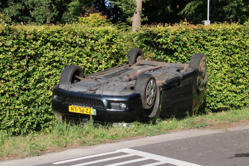 Auto op de kop in de sloot