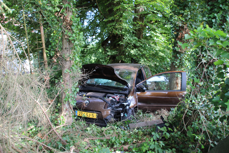 Auto belandt in berm