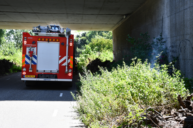 Bermbrand onder viaduct van snelweg
