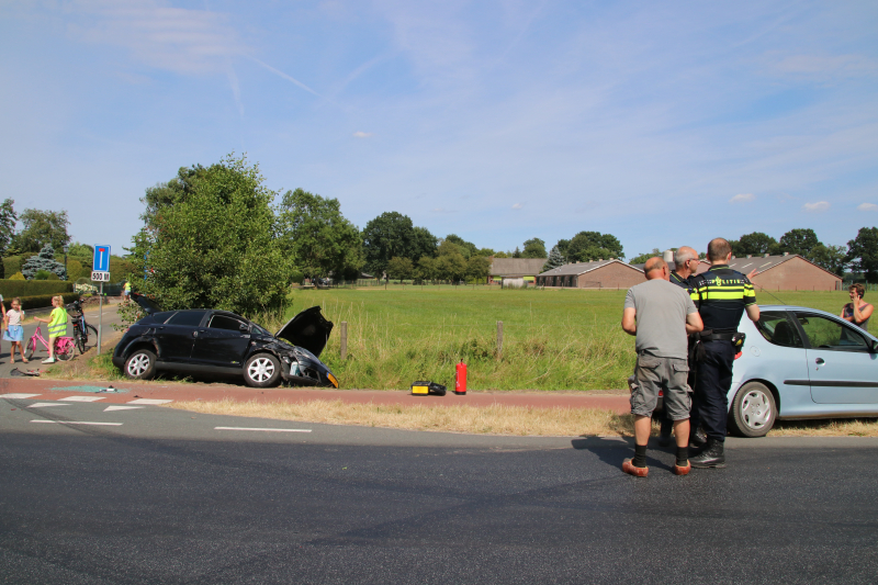 Gewonde en auto in de sloot bij aanrijding