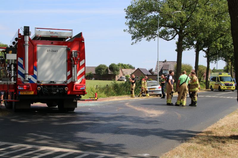 Gewonde en auto in de sloot bij aanrijding