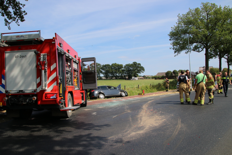 Gewonde en auto in de sloot bij aanrijding