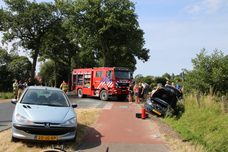 Gewonde en auto in de sloot bij aanrijding