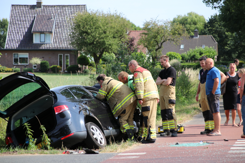 Gewonde en auto in de sloot bij aanrijding
