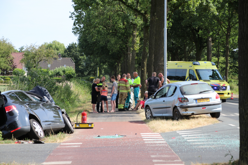 Gewonde en auto in de sloot bij aanrijding