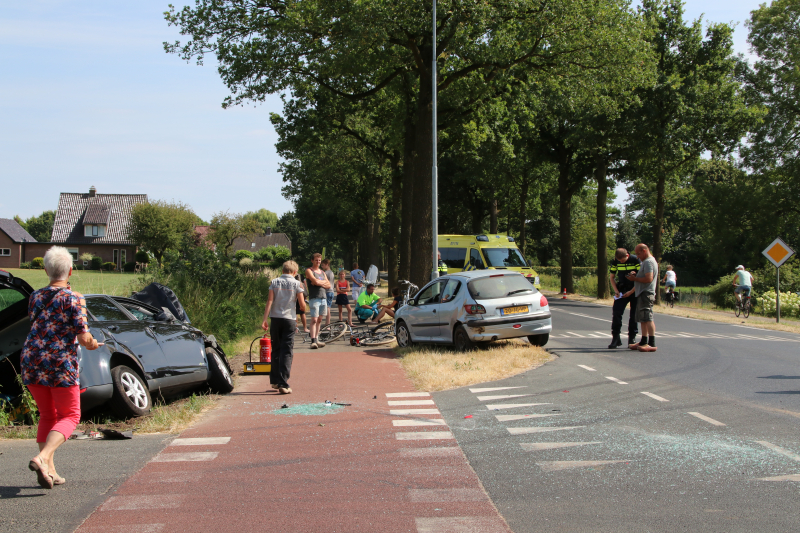 Gewonde en auto in de sloot bij aanrijding