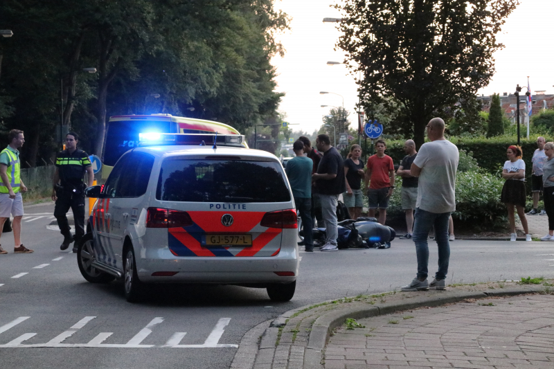 Scooter geschept door auto, twee gewonden