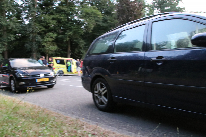 Scooter geschept door auto, twee gewonden