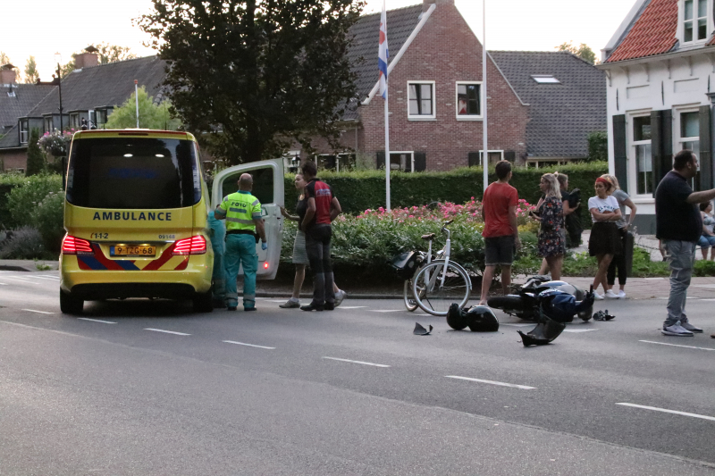Scooter geschept door auto, twee gewonden