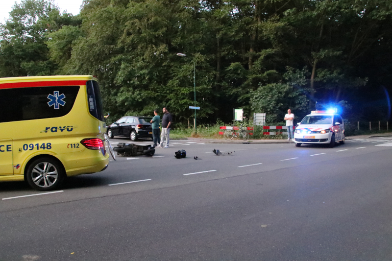 Scooter geschept door auto, twee gewonden
