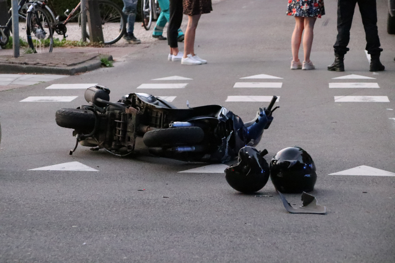 Scooter geschept door auto, twee gewonden