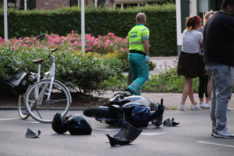 Scooter geschept door auto, twee gewonden