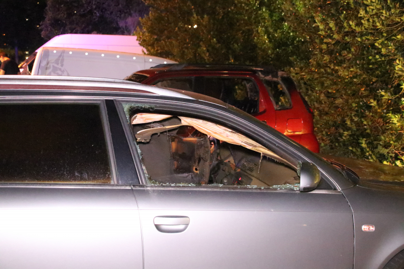 Twee auto's branden uit mogelijk brandstichting