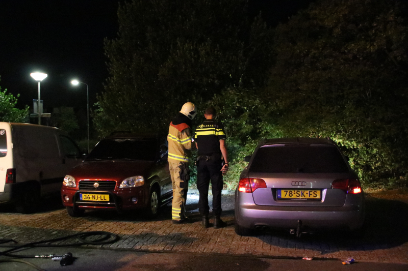 Twee auto's branden uit mogelijk brandstichting