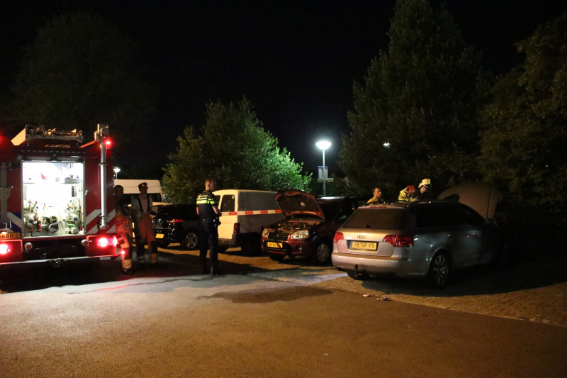 Twee auto's branden uit mogelijk brandstichting