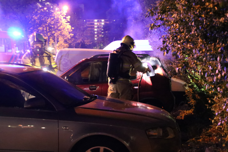 Twee auto's branden uit mogelijk brandstichting