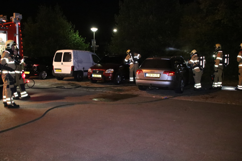 Twee auto's branden uit mogelijk brandstichting